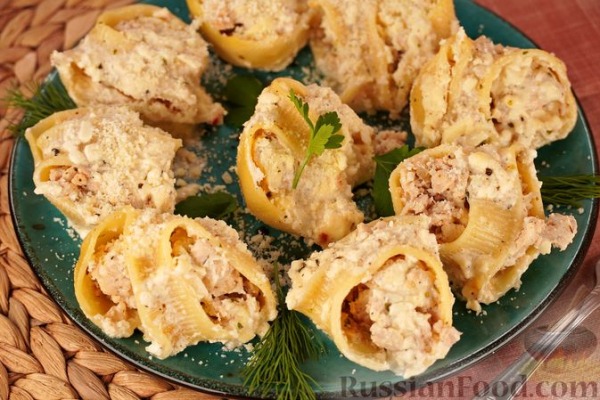 Макароны-ракушки, фаршированные курицей, под сырно-сливочным соусом Макароны-ракушки, фаршированные курицей, под сырно-сливочным соусом