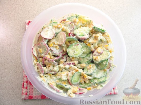 Салат из огурцов, редиса, кукурузы и лука Салат из огурцов, редиса, кукурузы и лука