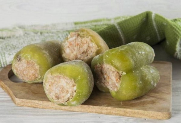 Фаршированные перцы с фаршем и рисом в кастрюле Фаршированные перцы с фаршем и рисом в кастрюле