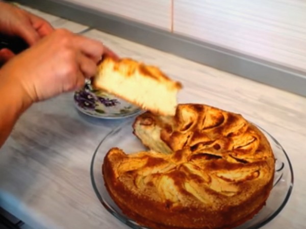 Пышная шарлотка с яблоками в духовке классическая Пышная шарлотка с яблоками в духовке классическая