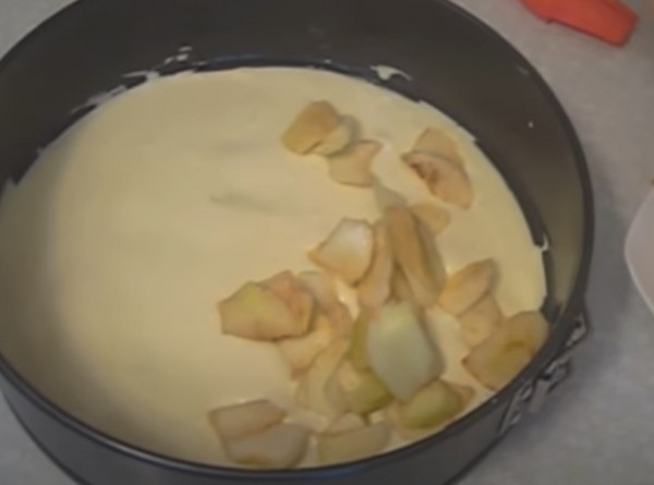 Пышная шарлотка с яблоками в духовке классическая Пышная шарлотка с яблоками в духовке классическая