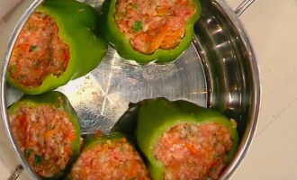 Фаршированные перцы с фаршем и рисом в кастрюле Фаршированные перцы с фаршем и рисом в кастрюле