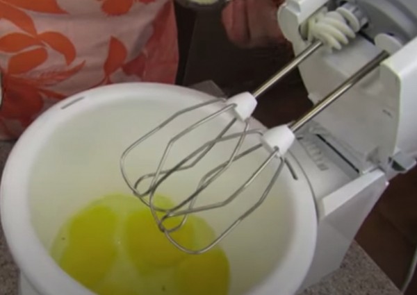 Пышная шарлотка с яблоками в духовке классическая Пышная шарлотка с яблоками в духовке классическая