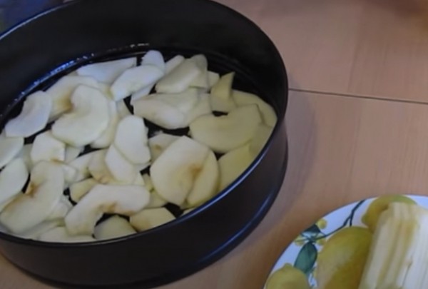 Пышная шарлотка с яблоками в духовке классическая Пышная шарлотка с яблоками в духовке классическая