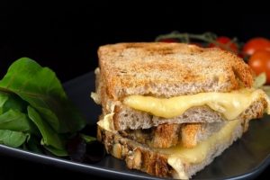«Вкус — как в кафе»: как сделать сырные тосты с маслом всего за 5 минут