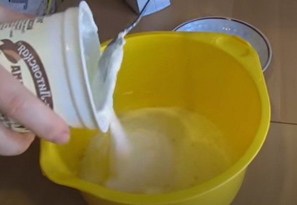 Пышная шарлотка с яблоками в духовке классическая Пышная шарлотка с яблоками в духовке классическая