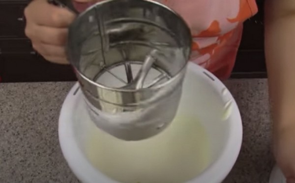 Пышная шарлотка с яблоками в духовке классическая Пышная шарлотка с яблоками в духовке классическая