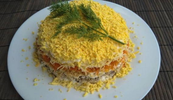 Салат Мимоза с сыром и консервами классический Салат Мимоза с сыром и консервами классический