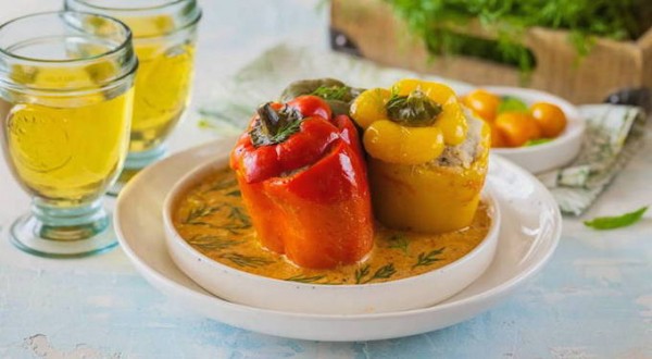 Фаршированные перцы с фаршем и рисом в кастрюле Фаршированные перцы с фаршем и рисом в кастрюле