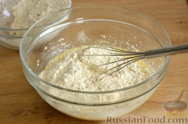 Сдобные булочки-колечки с черешней и шоколадным штрейзелем Сдобные булочки-колечки с черешней и шоколадным штрейзелем