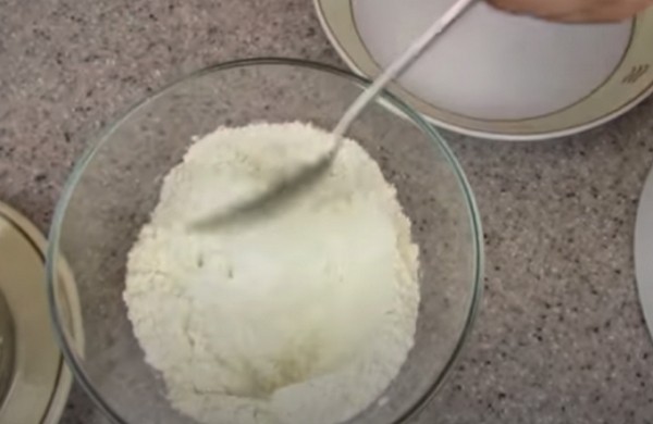 Пышная шарлотка с яблоками в духовке классическая Пышная шарлотка с яблоками в духовке классическая