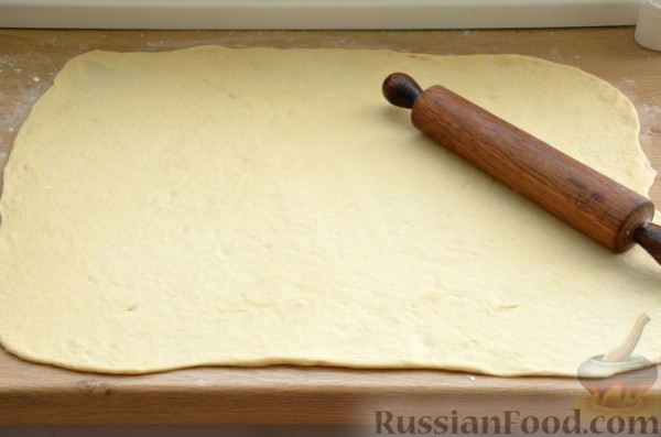 Сдобные булочки-колечки с черешней и шоколадным штрейзелем Сдобные булочки-колечки с черешней и шоколадным штрейзелем
