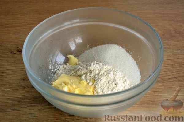 Сдобные булочки-колечки с черешней и шоколадным штрейзелем Сдобные булочки-колечки с черешней и шоколадным штрейзелем