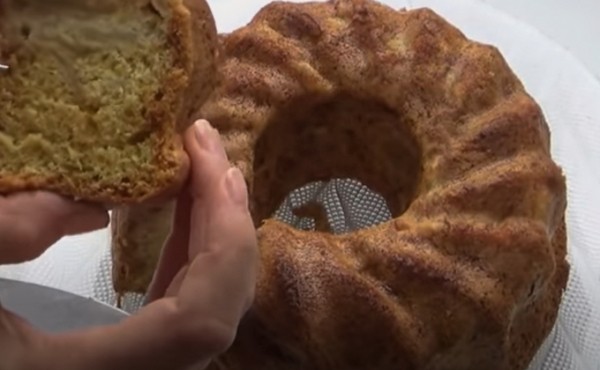 Пышная шарлотка с яблоками в духовке классическая Пышная шарлотка с яблоками в духовке классическая
