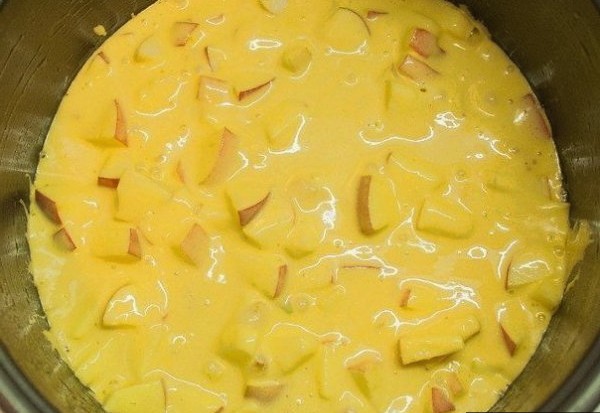 Пышная шарлотка с яблоками в духовке классическая Пышная шарлотка с яблоками в духовке классическая