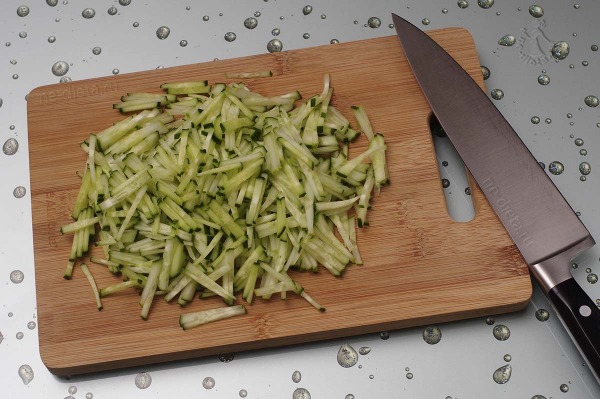 Салат с редисом, огурцом и яйцом