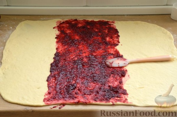 Сдобные булочки-колечки с черешней и шоколадным штрейзелем Сдобные булочки-колечки с черешней и шоколадным штрейзелем