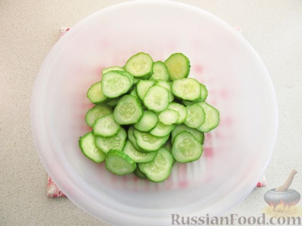 Салат из огурцов, редиса, кукурузы и лука Салат из огурцов, редиса, кукурузы и лука