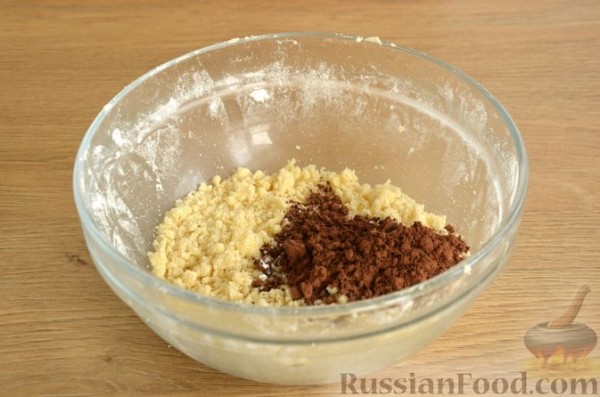 Сдобные булочки-колечки с черешней и шоколадным штрейзелем Сдобные булочки-колечки с черешней и шоколадным штрейзелем
