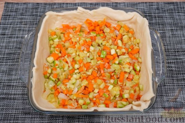 Пирог из слоёного теста, с мясными фрикадельками и кабачками Пирог из слоёного теста, с мясными фрикадельками и кабачками
