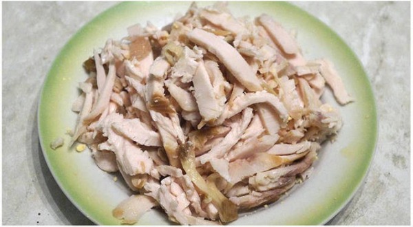 Салат с курицей и ананасами классический Салат с курицей и ананасами классический
