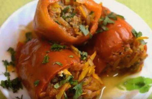 Фаршированные перцы с фаршем и рисом в кастрюле Фаршированные перцы с фаршем и рисом в кастрюле