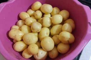 Рецепт: Жареный картофель молодой — На сковороде, с зеленью и специями!