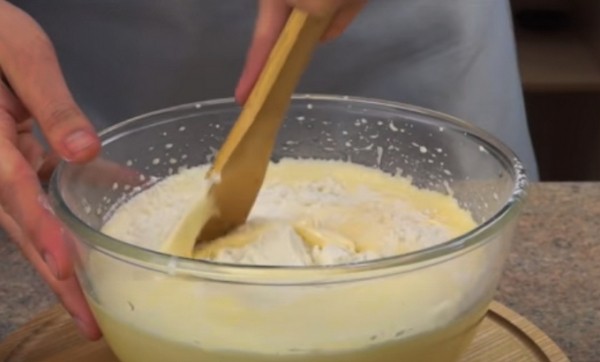 Пышная шарлотка с яблоками в духовке классическая Пышная шарлотка с яблоками в духовке классическая