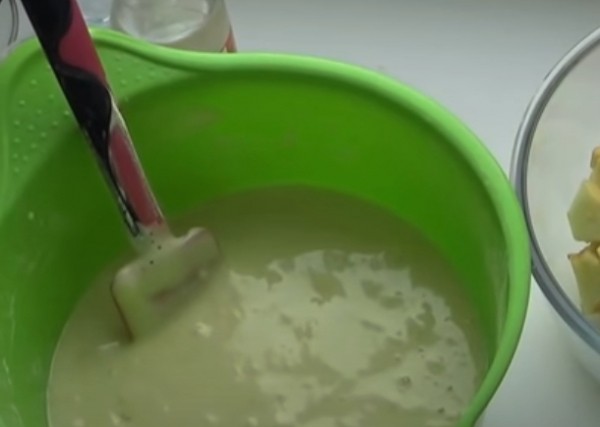 Пышная шарлотка с яблоками в духовке классическая Пышная шарлотка с яблоками в духовке классическая