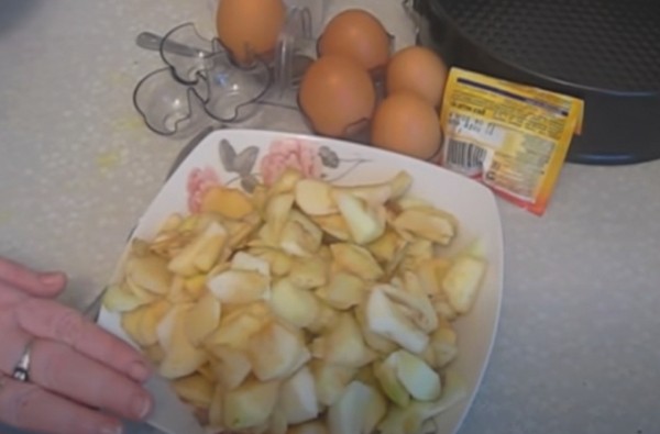 Пышная шарлотка с яблоками в духовке классическая Пышная шарлотка с яблоками в духовке классическая