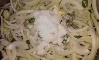 Салат из огурцов с луком и растительным маслом на зиму Салат из огурцов с луком и растительным маслом на зиму