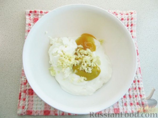 Салат из огурцов, редиса, кукурузы и лука Салат из огурцов, редиса, кукурузы и лука