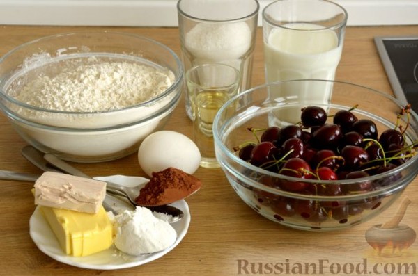 Сдобные булочки-колечки с черешней и шоколадным штрейзелем Сдобные булочки-колечки с черешней и шоколадным штрейзелем