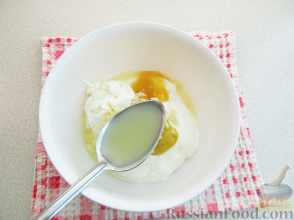 Салат из огурцов, редиса, кукурузы и лука Салат из огурцов, редиса, кукурузы и лука