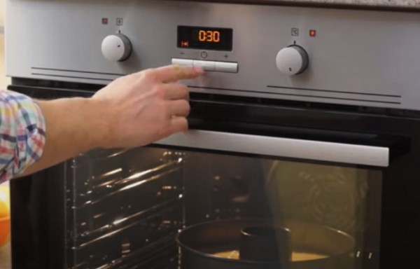 Пышная шарлотка с яблоками в духовке классическая Пышная шарлотка с яблоками в духовке классическая