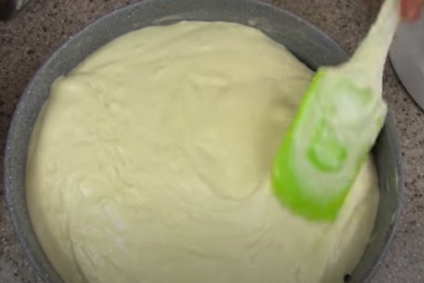 Пышная шарлотка с яблоками в духовке классическая Пышная шарлотка с яблоками в духовке классическая