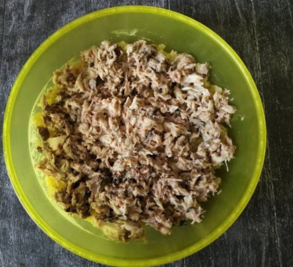 Салат Мимоза с сыром и консервами классический Салат Мимоза с сыром и консервами классический