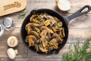 Шампиньоны жареные с луком