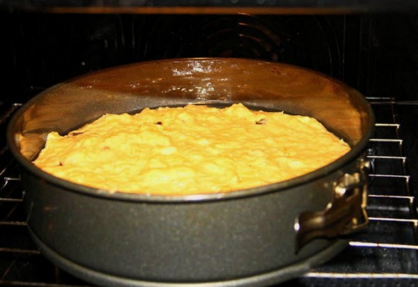Пышная шарлотка с яблоками в духовке классическая Пышная шарлотка с яблоками в духовке классическая