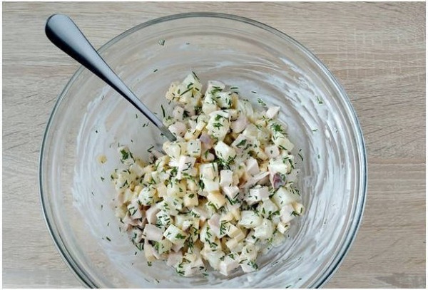 Салат с курицей и ананасами классический Салат с курицей и ананасами классический