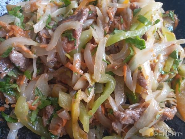 Рецепт: Черная рисовая лапша с уткой и овощами - На скорую руку