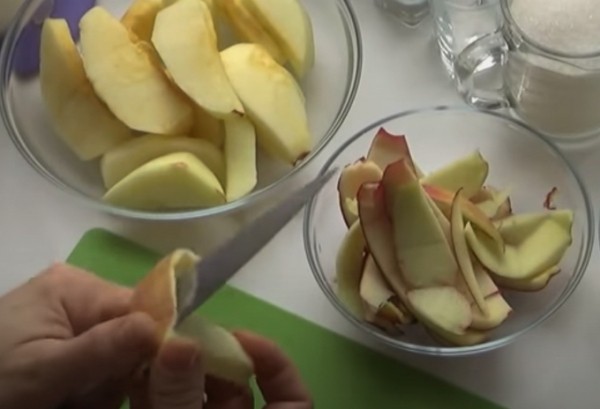 Пышная шарлотка с яблоками в духовке классическая Пышная шарлотка с яблоками в духовке классическая