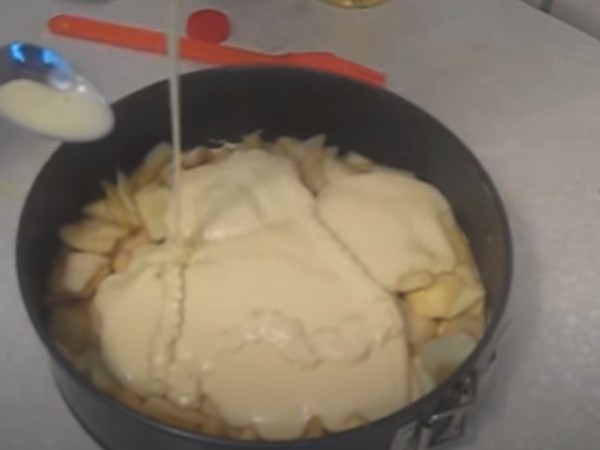 Пышная шарлотка с яблоками в духовке классическая Пышная шарлотка с яблоками в духовке классическая