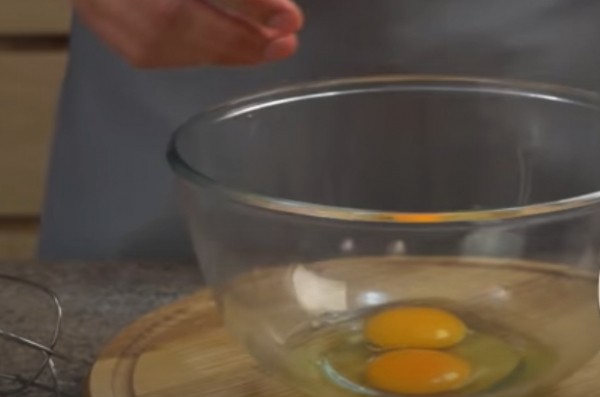 Пышная шарлотка с яблоками в духовке классическая Пышная шарлотка с яблоками в духовке классическая