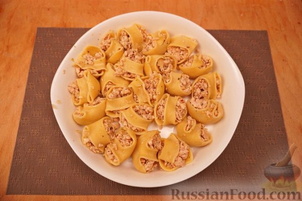 Макароны-ракушки, фаршированные курицей, под сырно-сливочным соусом Макароны-ракушки, фаршированные курицей, под сырно-сливочным соусом