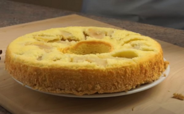 Пышная шарлотка с яблоками в духовке классическая Пышная шарлотка с яблоками в духовке классическая
