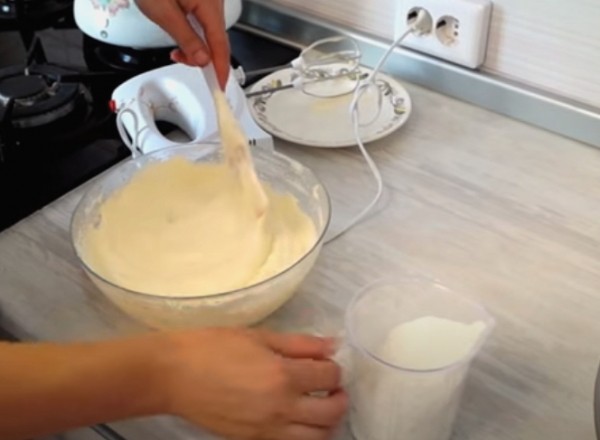 Пышная шарлотка с яблоками в духовке классическая Пышная шарлотка с яблоками в духовке классическая