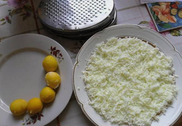 Салат Мимоза с сыром и консервами классический Салат Мимоза с сыром и консервами классический