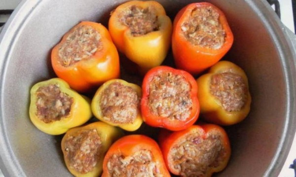 Фаршированные перцы с фаршем и рисом в кастрюле Фаршированные перцы с фаршем и рисом в кастрюле