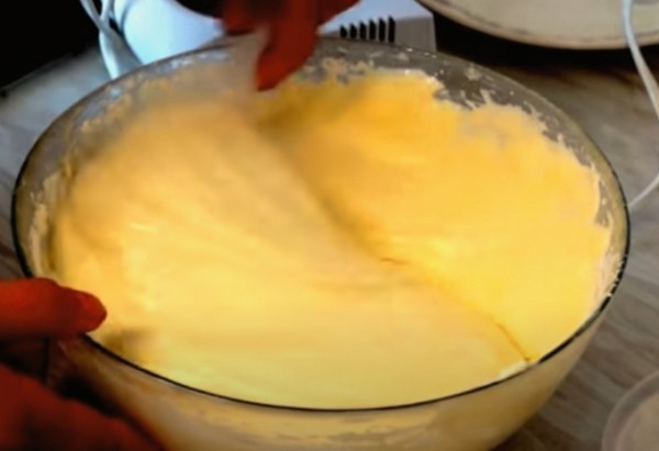 Пышная шарлотка с яблоками в духовке классическая Пышная шарлотка с яблоками в духовке классическая